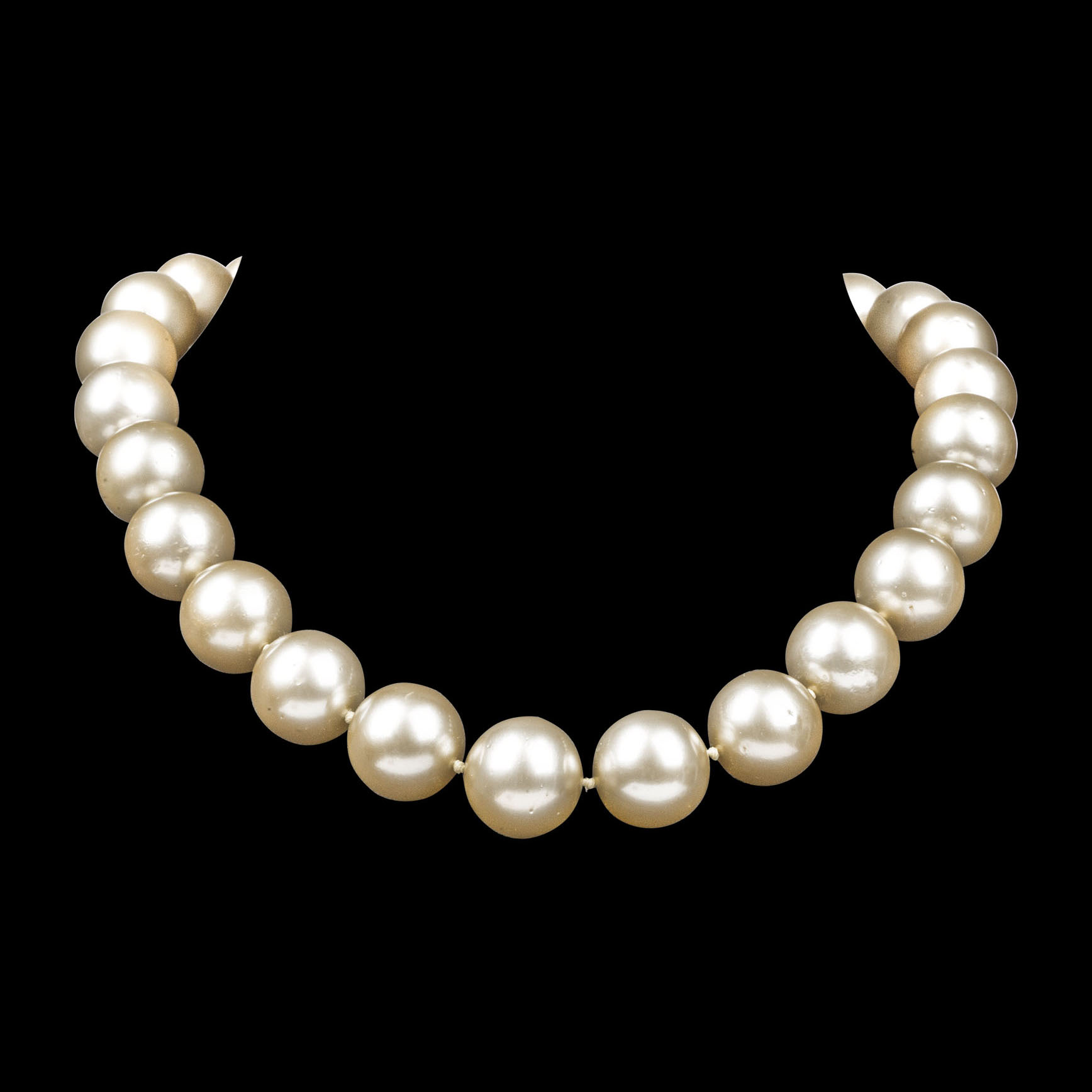 - A Necklace Of Exceptional Golden South Sea Pearls