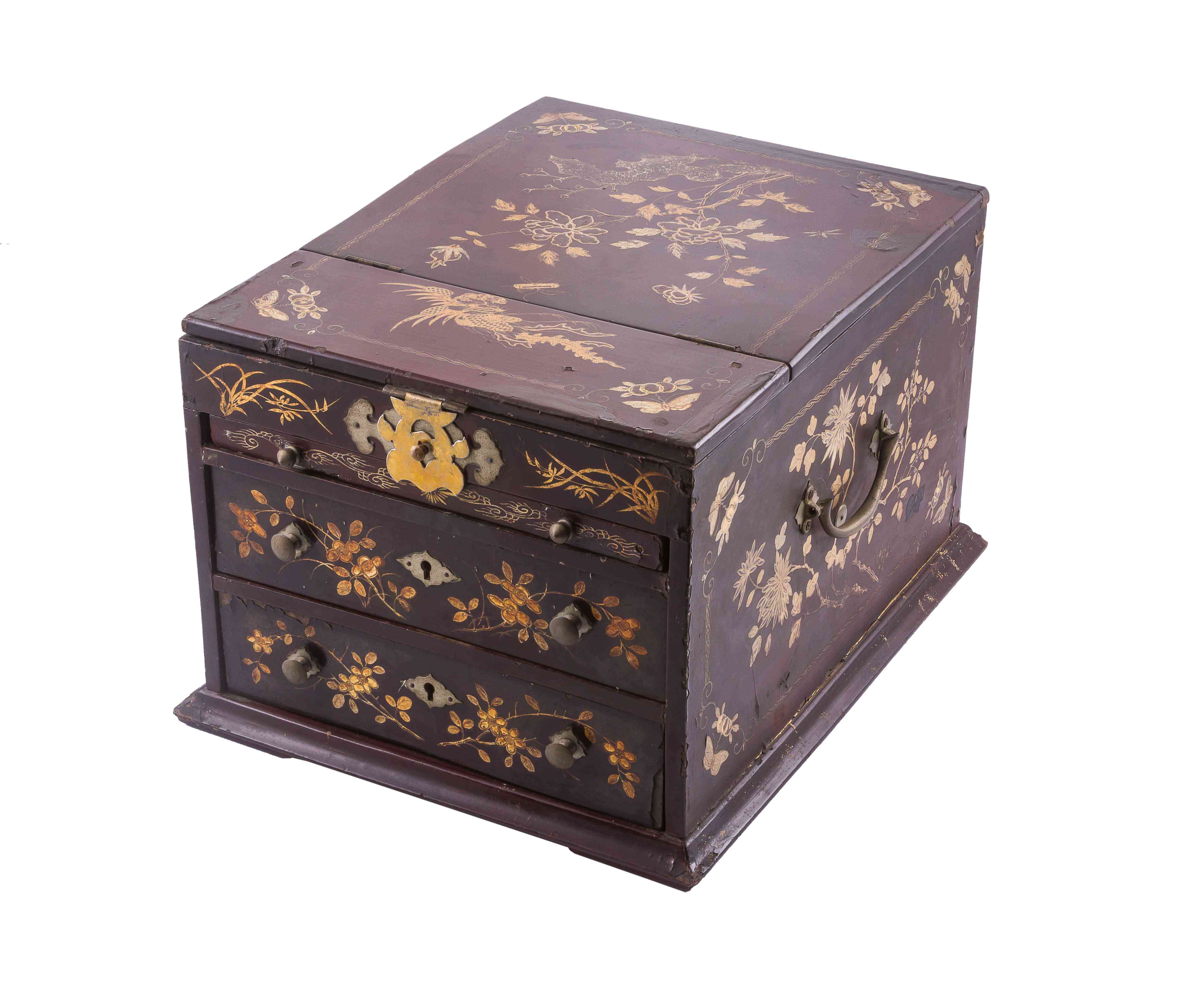 A Chinese lacquer jewelry box