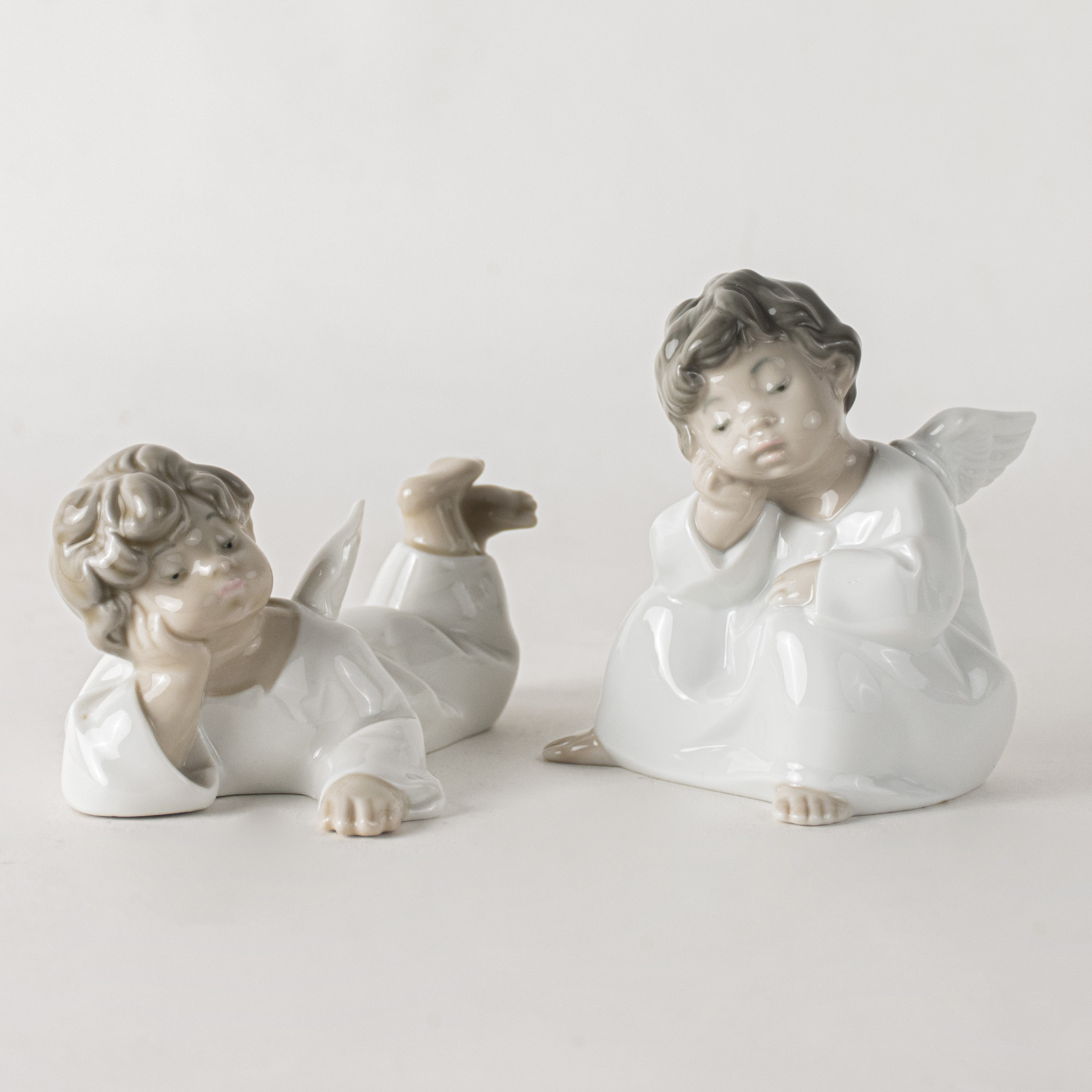 Lladró - A lot of 2 porcelain 'Angel Laying Down' and a 'Angel Thinking ...