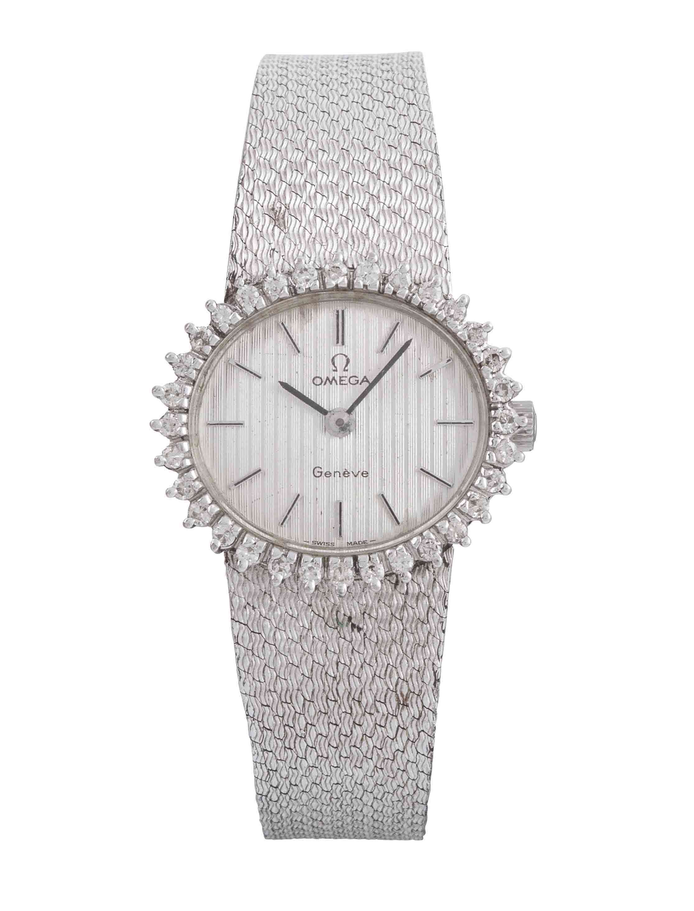 Dial Button Ribbed OMEGA - Mechanical: Hand-winding Silver ribbed dial with baton markers ...