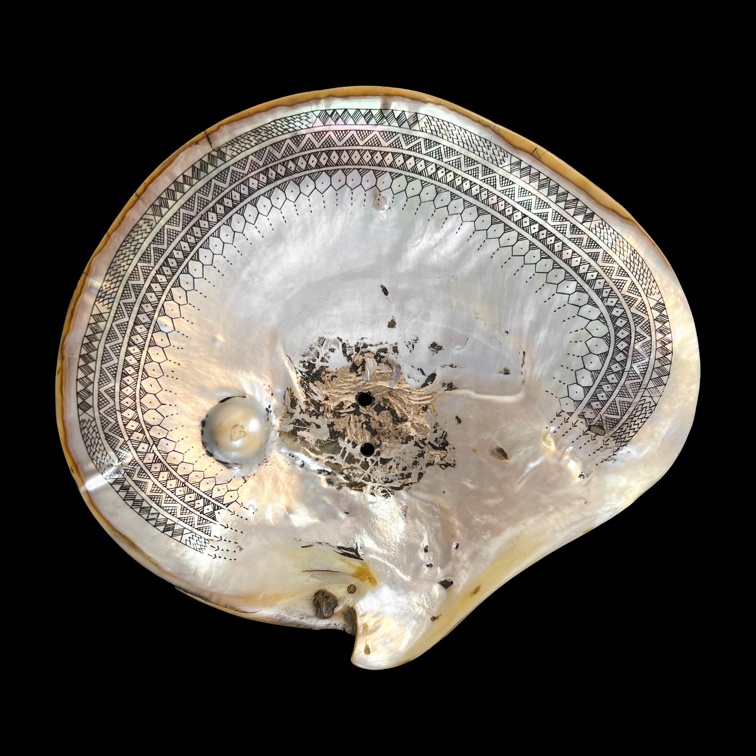 - A small Fikum/Tikam mother-of-pearl decorated around the edge with ...